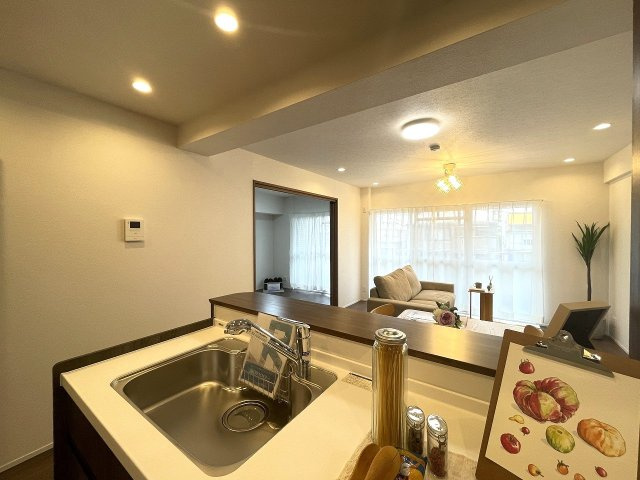 パルハイツ呉中央5丁目のキッチン|家族の姿を感じながら家事ができるカウンター付きキッチンです。