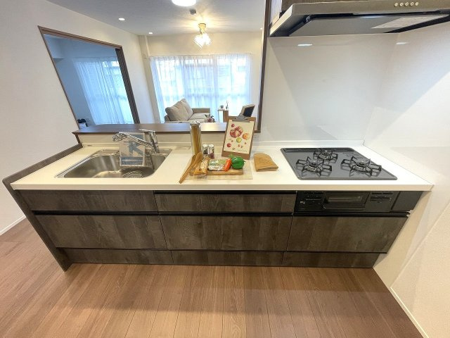 パルハイツ呉中央5丁目のキッチン|ガスコンロが３口あるシステムキッチンです。