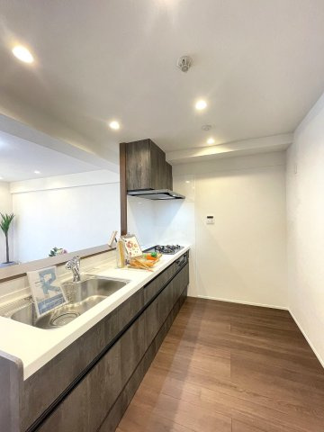 パルハイツ呉中央5丁目のキッチン|冷蔵庫以外にも食器棚やカップボードも配置できるスペースのあるキッチンです。