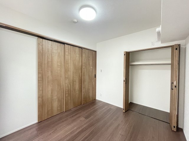 パルハイツ呉中央5丁目の洋室|約5.1帖のリビング横の洋室です。間仕切りを活用し独立した部屋としても利用できます。