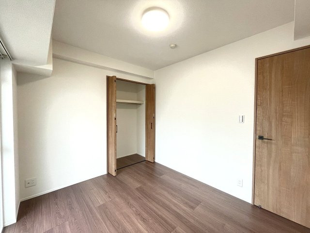 パルハイツ呉中央5丁目の洋室|約5.0帖の洋室です。収納も配置されています。