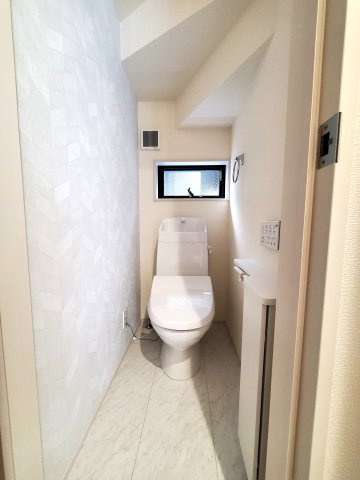 吉川市　保　新築戸建　全2棟　のトイレ|暖房便座で冬も快適。やさしい使い心地