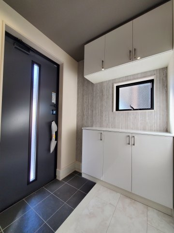 吉川市　保　新築戸建　全2棟　の玄関|落ち着いた玄関です