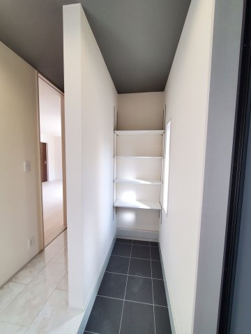 吉川市　保　新築戸建　全2棟　の玄関|シューズインクローゼット