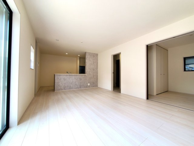 吉川市　保　新築戸建　全2棟　の居間・リビング|ゆったりとした居間です