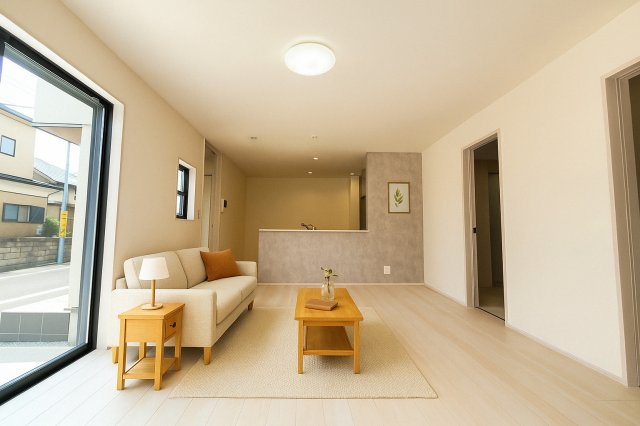 吉川市　保　新築戸建　全2棟　の居間・リビング|南向きの大窓から光あふれる、家族の主役LDK※家具をCGで加工しており、家具付き販売ではございません。
