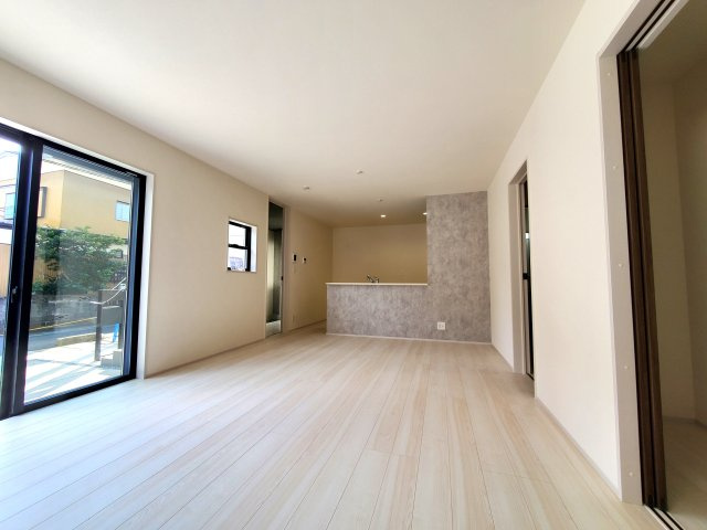 吉川市　保　新築戸建　全2棟　の居間・リビング|子どもがのびのび遊べる、見守りやすいLDK