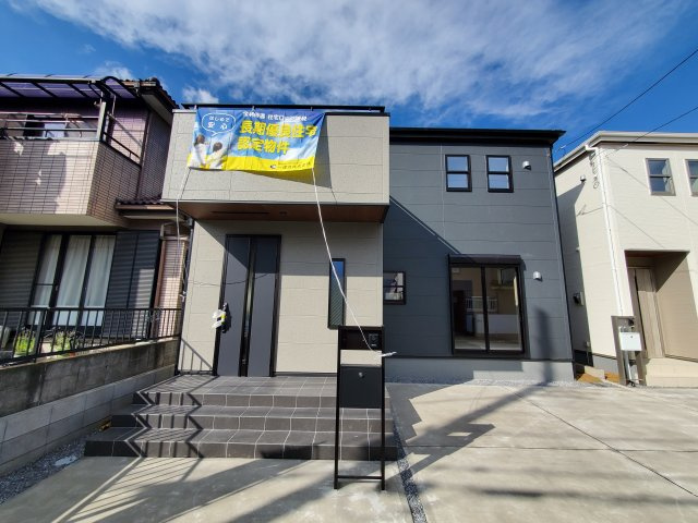 吉川市　保　新築戸建　全2棟　の外観|落ち着いた街並みに調和するモダンな外観