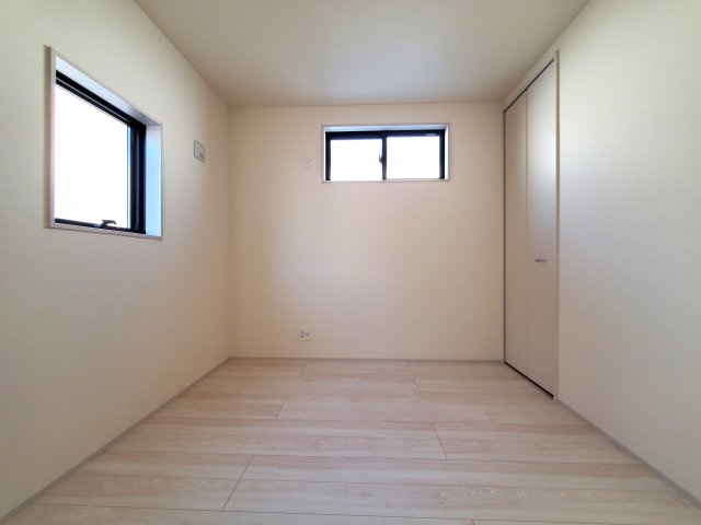 吉川市　保　新築戸建　全2棟　の洋室|落ち着いた色調の洋室です