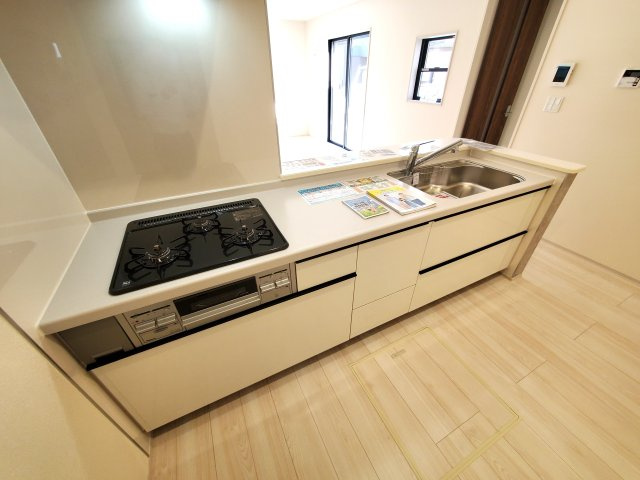 吉川市　保　新築戸建　全2棟　のキッチン|家族と会話が弾む、使いやすいコミュニケーションキッチン