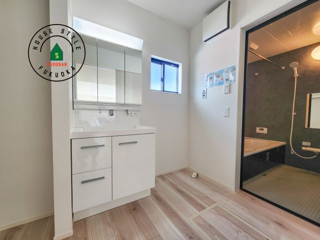 糟屋郡志免町志免中央3丁目第1-2棟（2号棟）の脱衣所|ゆとりの洗面スペースで朝の身支度もスムーズに。暮らしを快適に変えるシャワー付洗面台です！