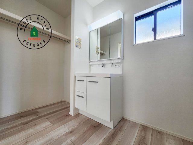 糟屋郡志免町志免中央3丁目第1-2棟（2号棟）の独立洗面台|毎日使うものだから清潔な空間を保ちたい水回り。洗面にはそんな願いを解消させてくれる収納アイデアが満載です。三面鏡の裏側にはキャビネットが現れ小物から背の高い物まで収納できます。