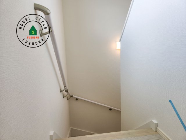 糟屋郡志免町志免中央3丁目第1-2棟（2号棟）の内装|階段からも明るい光が入ります。採光や通風も階段の重要な役割です。