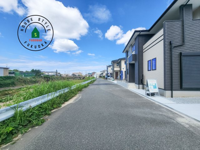 糟屋郡志免町志免中央3丁目第1-2棟（2号棟）の前面道路含む現地写真|前面道路は閑静な住宅地をはしる車通りの少ない道路。お車の出し入れが苦手なママや小さなお子様にも安心ですね。しっかり舗装もされているので、ベビーカーや自転車で通っても快適に通行できます。