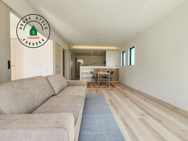 糟屋郡志免町志免中央3丁目第1-2棟（2号棟）の居間・リビング|ご家族を近くに感じられる対面キッチンのLDK。会話もはずみそうですね。