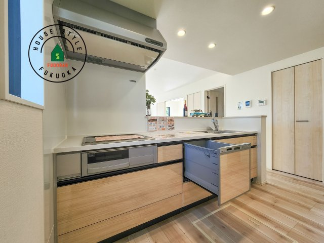 糟屋郡志免町志免中央3丁目第1-2棟（2号棟）のキッチン|ダイニングテーブルへの配膳がラクラク、お料理はかどるカウンター付きシステムキッチン！