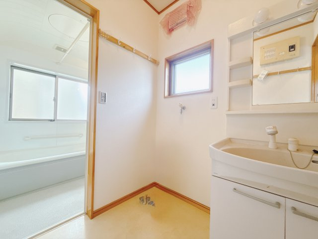 【中古戸建】前橋市富士見町小暮の独立洗面台|■洗面室｜洗面所はコンパクトで無駄のない設計！明るく清潔感のある印象です♪