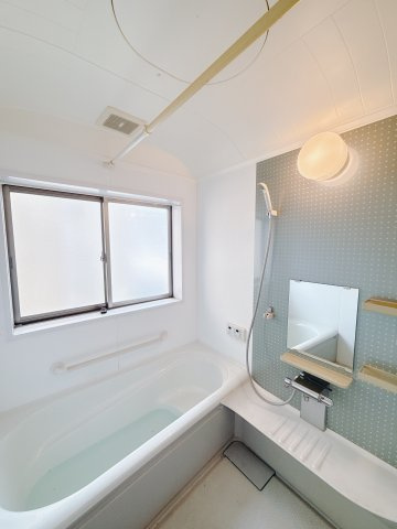 【中古戸建】前橋市富士見町小暮の浴室|■浴室｜アクセントクロスが印象的な浴室。脚を伸ばしてゆったりと湯船に浸かれるので肩までしっかり全身を温められます。