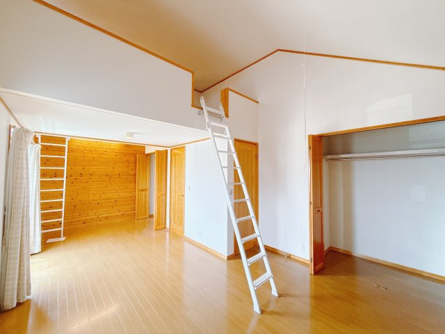 【中古戸建】前橋市富士見町小暮の洋室|■洋室｜こちらは、お子様の成長などに合わせて壁をつくり、二部屋に分けることのできる『育ち壁』です♪