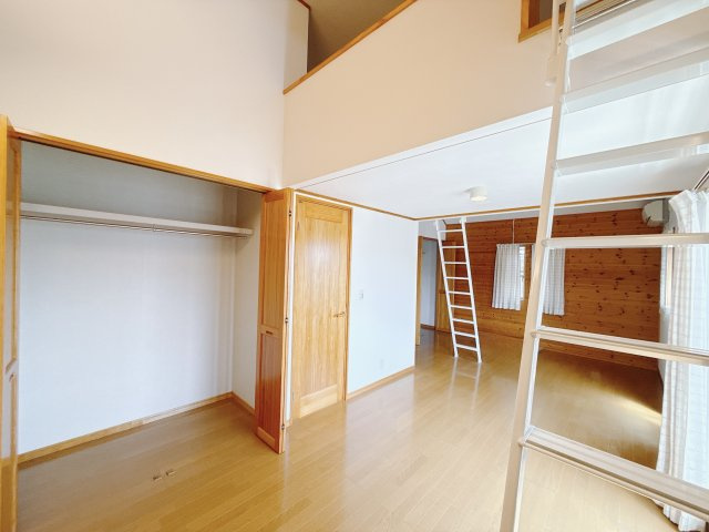 【中古戸建】前橋市富士見町小暮の洋室|■洋室｜クローゼット・ロフトも付いているので、お子様が自然とお片付けできる環境になります♪