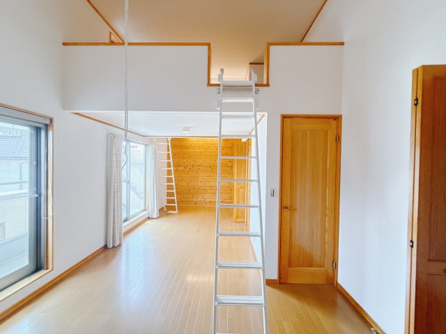 【中古戸建】前橋市富士見町小暮の洋室|■洋室｜どんな家具も合わせやすいデザイン！シンプルなつくりだからこそどんな色味・どんな素材の家具もしっくりマッチします♪