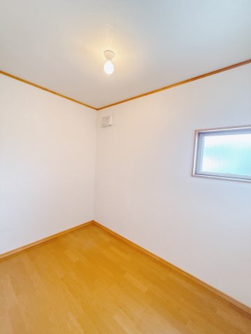 【中古戸建】前橋市富士見町小暮の収納|■フリースペース｜廊下にある広く取られたスペース。お子様のお遊びテーブルを置いたり、家族共有の本棚を置いたりと使い勝手は様々♪