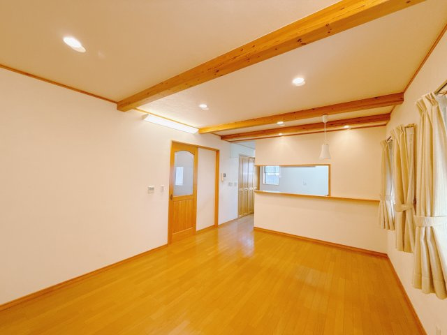 【中古戸建】前橋市富士見町小暮の居間・リビング|■リビング｜広々としたリビングはご家族が同じ空間にいながら自分の趣味などをゆったり楽しみながら過ごすことができます。
