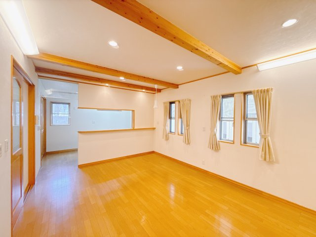 【中古戸建】前橋市富士見町小暮の居間・リビング|■リビング｜お仕事終わりで疲れて帰ってきた日もホッとする、そんなあたたかいリビングダイニングです。