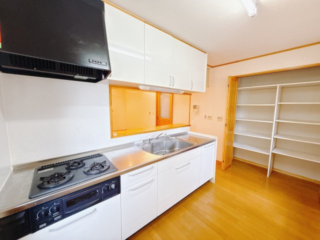 【中古戸建】前橋市富士見町小暮のキッチン|■対面キッチンでリビングにいるお子様の様子を見ながら料理をすることができます。パントリー付きで食品や日用品など種類ごとに分けて整理ができる可動棚仕様です♪