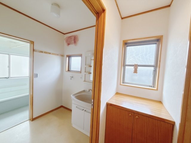 【中古戸建】前橋市富士見町小暮の独立洗面台|■洗面室横｜コンパクトで無駄のない設計の脱衣所！しっかり窓付きだから換気もバッチリ☆洗面室横は窓もついています♪