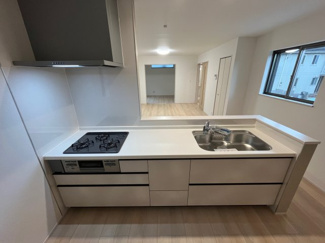 【キッチン】 | 東大池３丁目　新築戸建 | 二人並んでの調理も可能です。