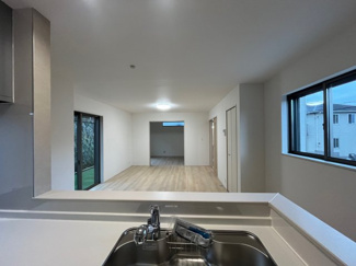 【キッチン】 | 東大池３丁目　新築戸建 | カウンターキッチンなのでリビングが見渡せるので、小さなお子様がいても目が行き届きます。