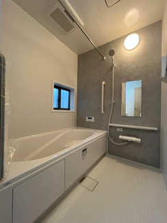 【浴室】 | 東大池３丁目　新築戸建 | 窓があるので換気もできます。