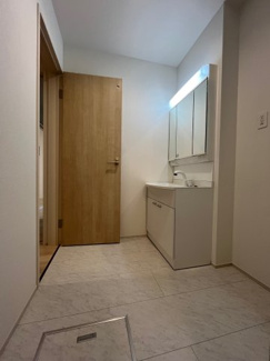 【ランドリースペース】 | 東大池３丁目　新築戸建 | 白を基調に清潔感のある洗面スペースです。