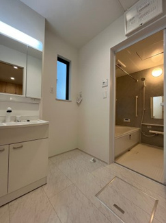 【脱衣所】 | 東大池３丁目　新築戸建 | 浴室との高さのないバリアフリーです。