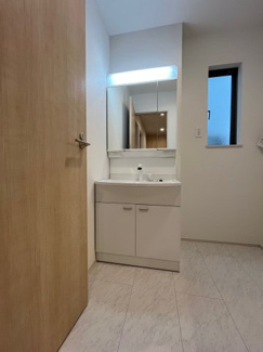 【独立洗面台】 | 東大池３丁目　新築戸建 | シャワー付きの洗面台で朝の忙しい時間帯でも支度がスムーズです。