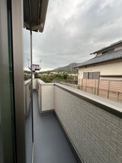 【バルコニー】 | 東大池３丁目　新築戸建 | 南東向きバルコニーで陽当り・通風良好です。