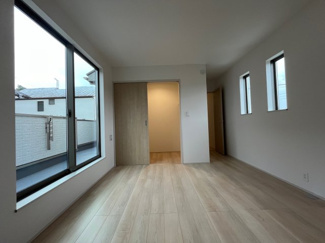 【洋室】 | 東大池３丁目　新築戸建 | 日差しがたっぷり入るお部屋です。