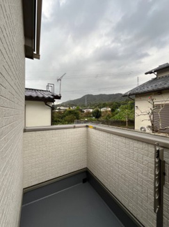 【バルコニー】 | 東大池３丁目　新築戸建 | 山並みが見えて季節を感じられます。
