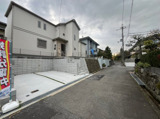 【前面道路含む現地写真】 | 東大池３丁目　新築戸建 | 間口が広いので駐車も楽々です。