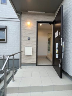 【玄関】 | 東大池３丁目　新築戸建 | 庇があるので雨に濡れずに済みますね。