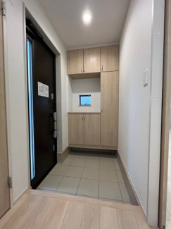 【玄関】 | 東大池３丁目　新築戸建 | シューズボックスにはご家族分の靴が収納できます。