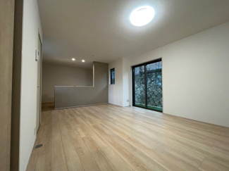 【居間・リビング】 | 東大池３丁目　新築戸建 | カウンターキッチンの壁がアクセントカラーになっていて、圧迫感のない仕切りです。