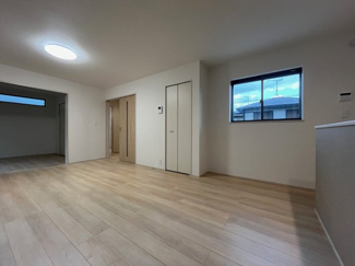 【居間・リビング】 | 東大池３丁目　新築戸建 | 南東向きのリビングで朝から日差しが入り明るいです。