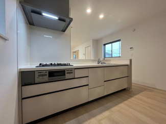 【キッチン】 | 東大池３丁目　新築戸建 | システムキッチンには浄水栓が付いています。