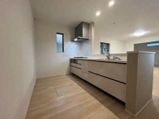 【キッチン】 | 東大池３丁目　新築戸建 | 床下収納庫付きで、食品など収納できます。