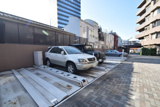 【駐車場】 | マンションの駐車場スペース。空きの有無や駐車料金、サイズ規定などについては、改めてお問い合わせください。～即日のご見学可能～　お問合せはお気軽にどうぞ。
