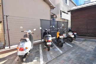 【駐車場】 | バイク置き場。空き区画の有無や駐輪料金、サイズおよび排気量規定などについては、改めてお問い合わせください。～即日のご見学可能～　お問合せはお気軽にどうぞ。
