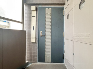 【その他共用部分】 | 皆様をお迎えする、お部屋の玄関ドア。開けやすさや開放角度、ドアノブの操作しやすさや鍵の形状などを、現地で一度ご確認ください。～即日のご見学可能～　お問合せはお気軽にどうぞ。