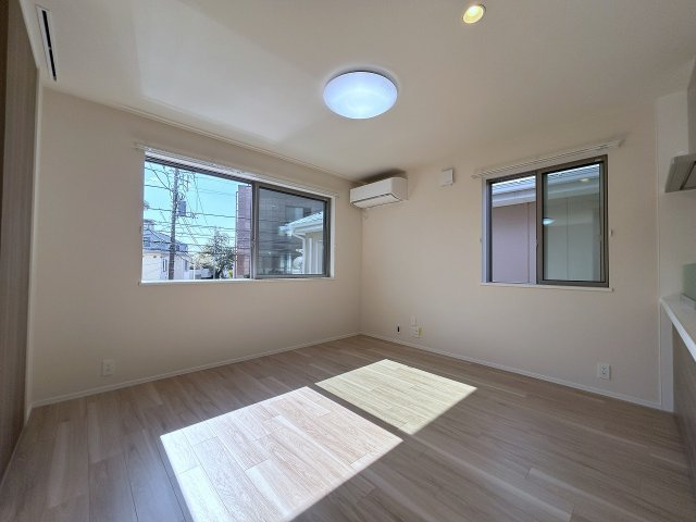 ソルサフィール井の頭の居間・リビング|★幅広のリビングで家具の配置がしやすいです♪